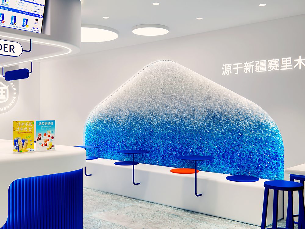 小牛乱逛门店装修细节实拍：蓝色马赛克拼成的山体主题墙，墙面白色发光字「源于新疆赛里木湖畔」