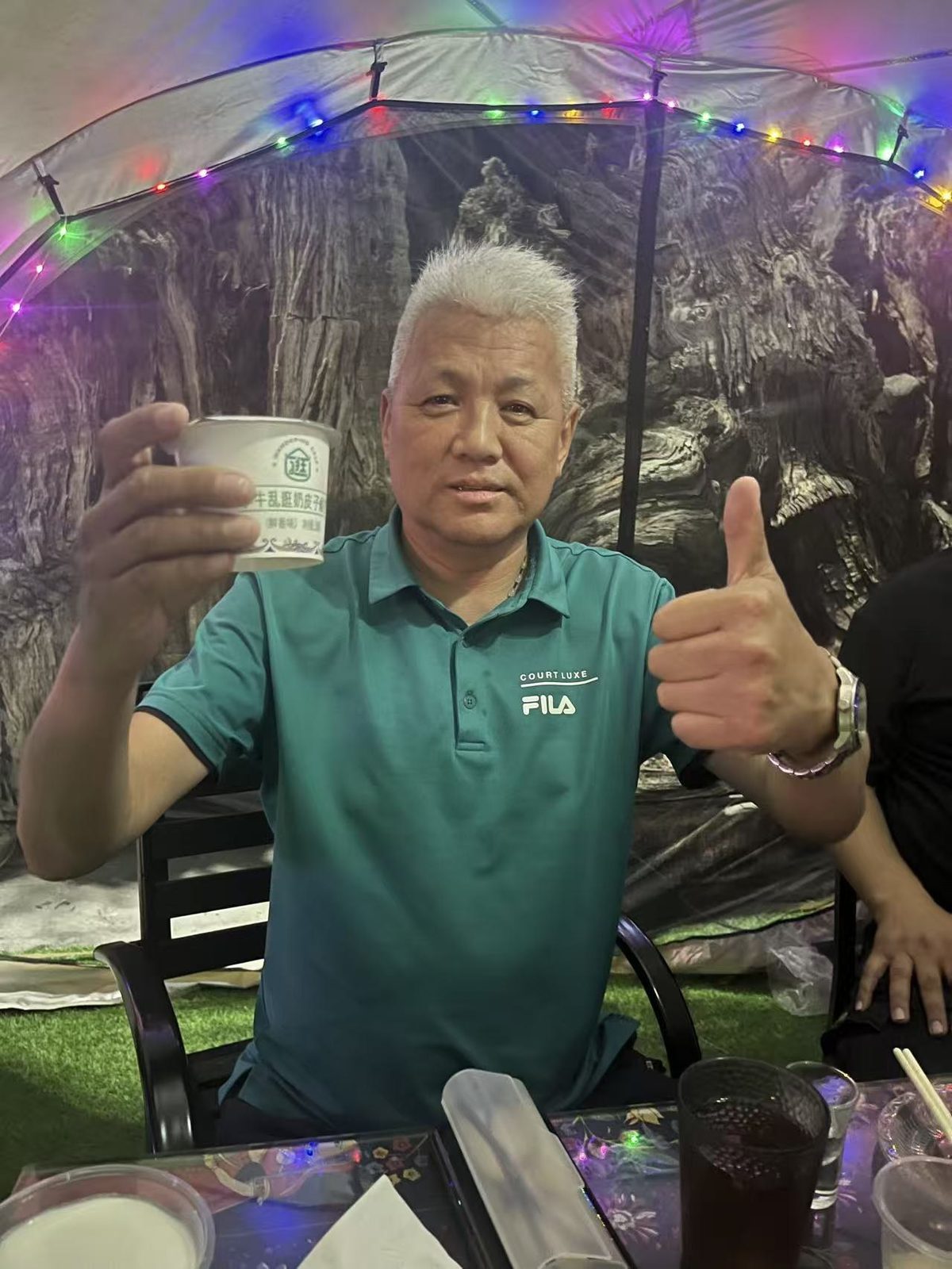 同一场景的另一张。桌上是一次普通的聚餐。
