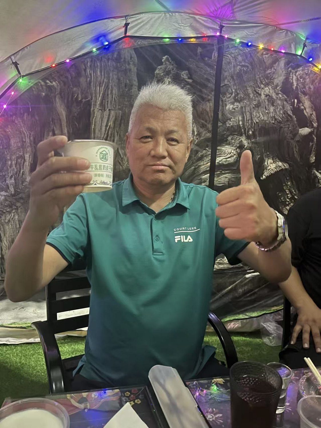 星空帐篷下，敖青举着奶皮子酸奶