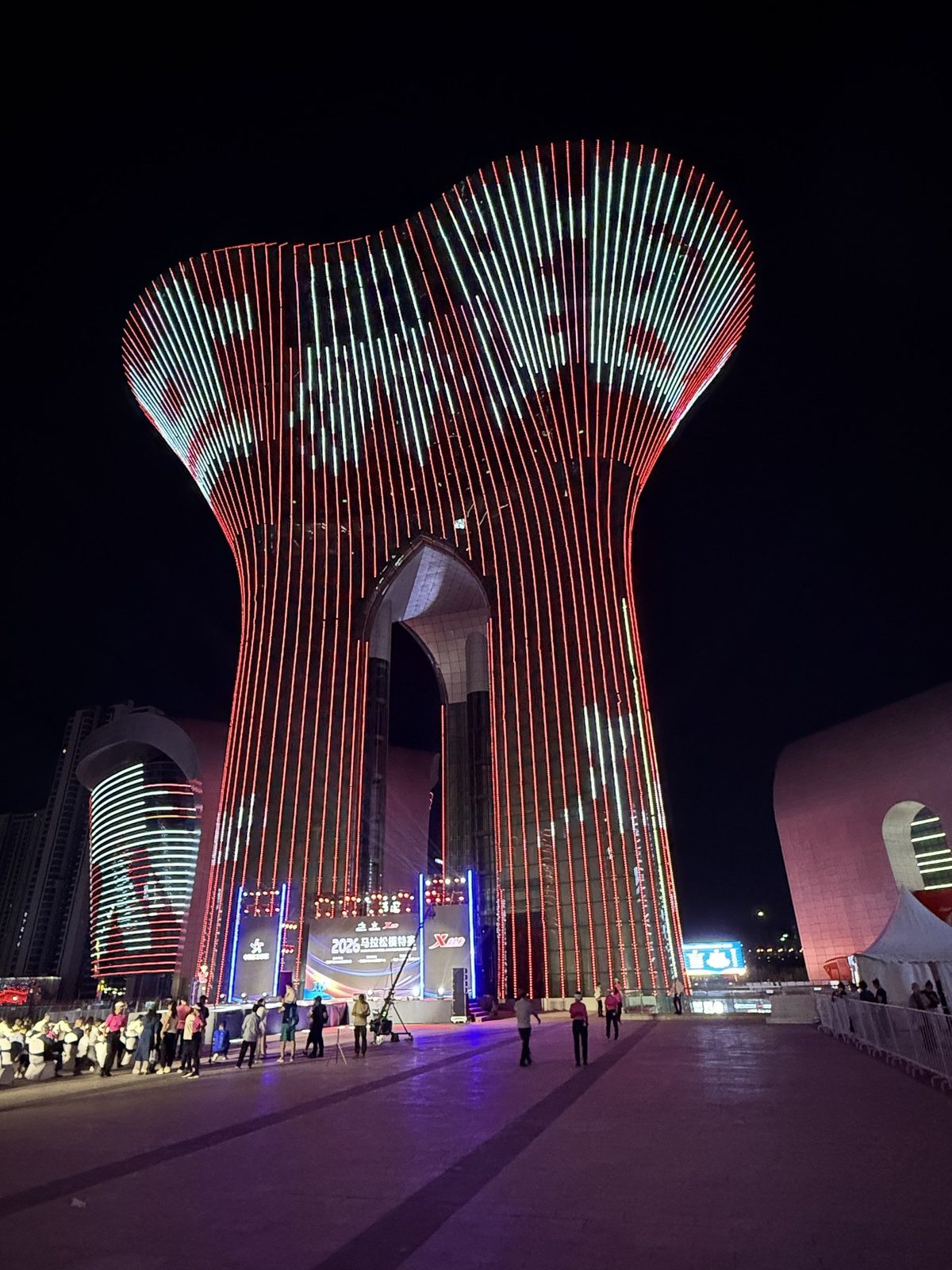 图注：夜色中的乌鲁木齐文化中心"六馆一心"，六馆环绕中心文化塔。