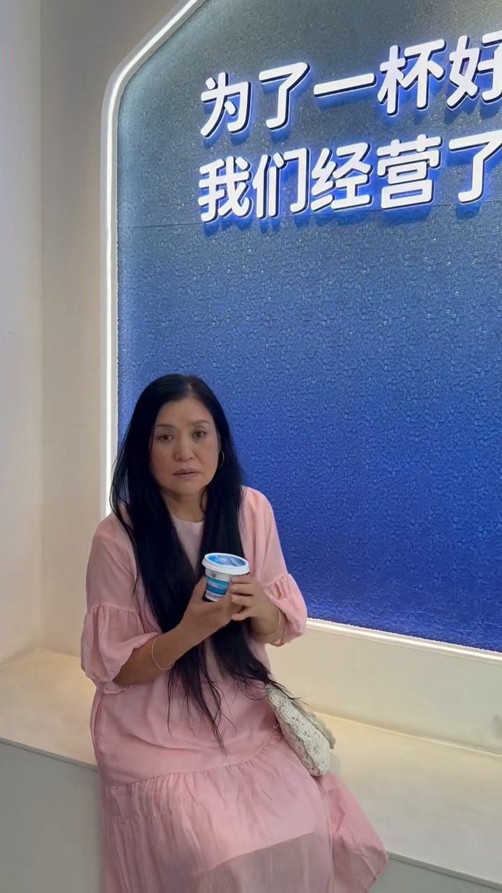 同一面蓝墙前，三个人先后坐过同一条长凳。