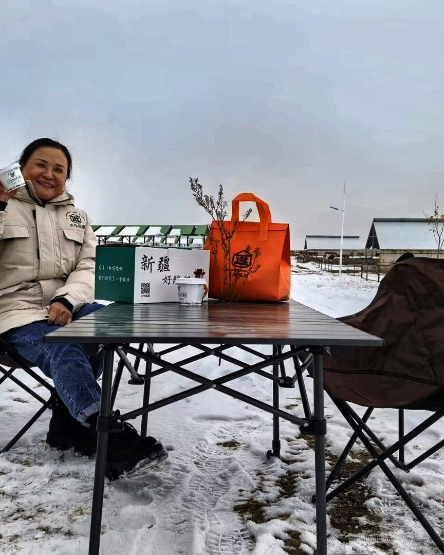 雪地里，她捧着一杯自家做的酸奶。