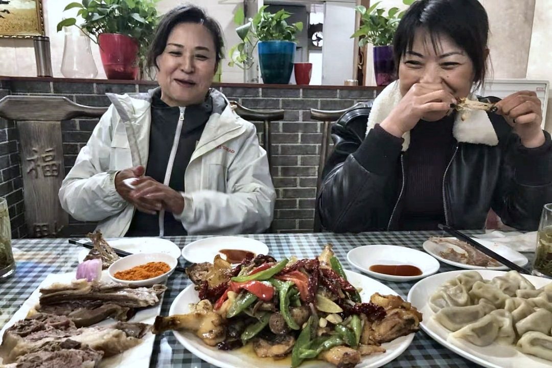另一顿饭：手抓肉、辣子鸡、两盘饺子。