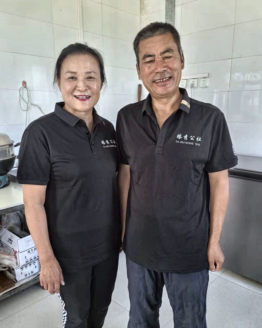 操作间里，工装上印着“塔秀公社”。