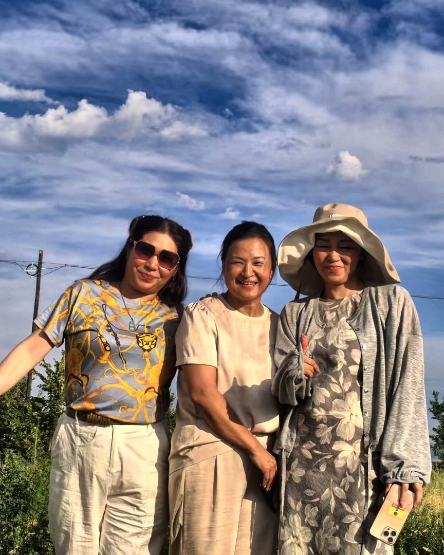 草地上，马俐（中）和同伴们。