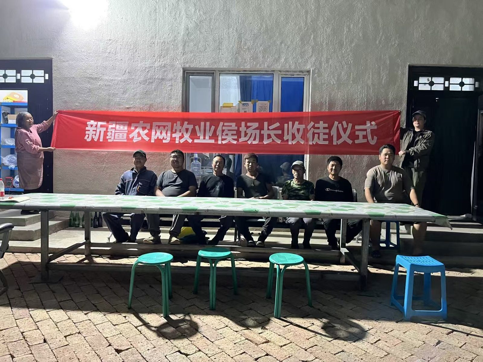 图 02 收徒仪式现场，长条桌后坐着一排人。