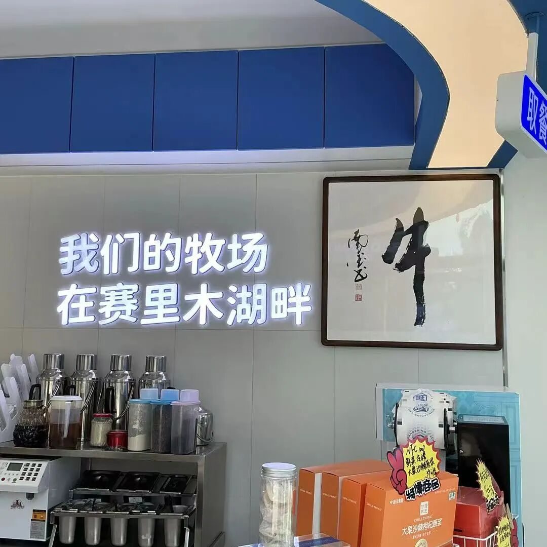 录音棚里，书法家南玺（左）与歌唱家韩磊（中）、作曲家钊子合影