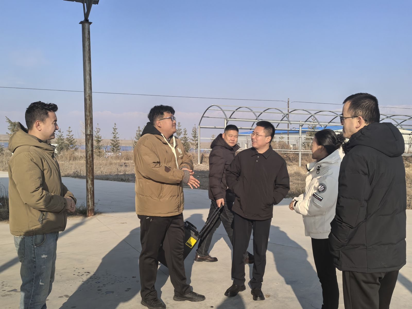 技术人员在基地场院里对接